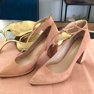 Square heel tie